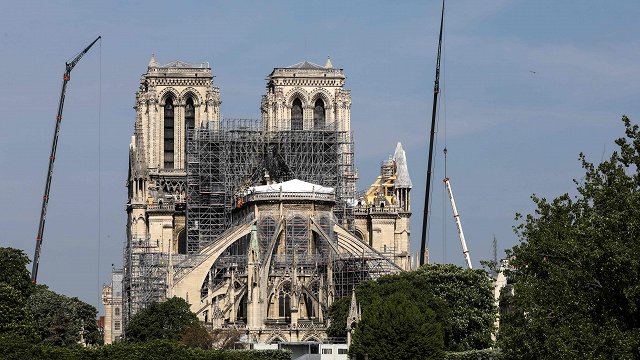 Parīzes Dievmātes katedrāles lietā sākta izmeklēšana par vandālismu