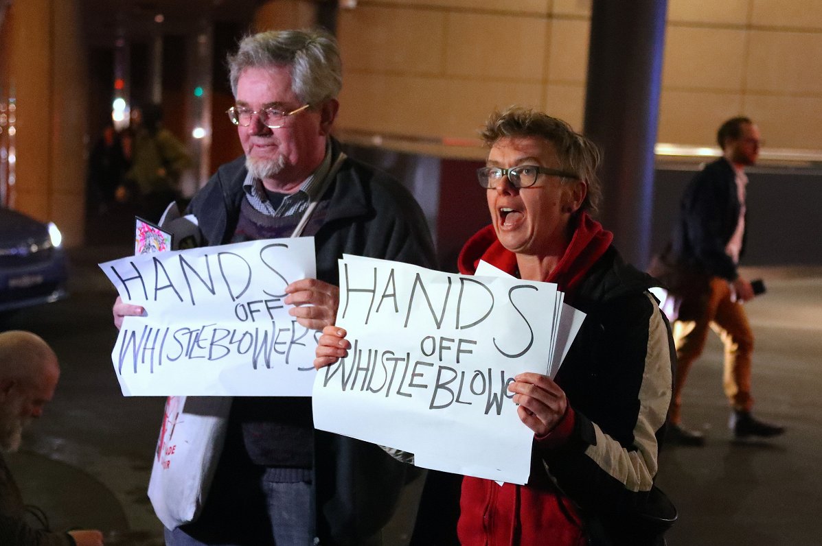 Cilvēki protestē pret kratīšanu Austrālijas sabiedriskajā medijā