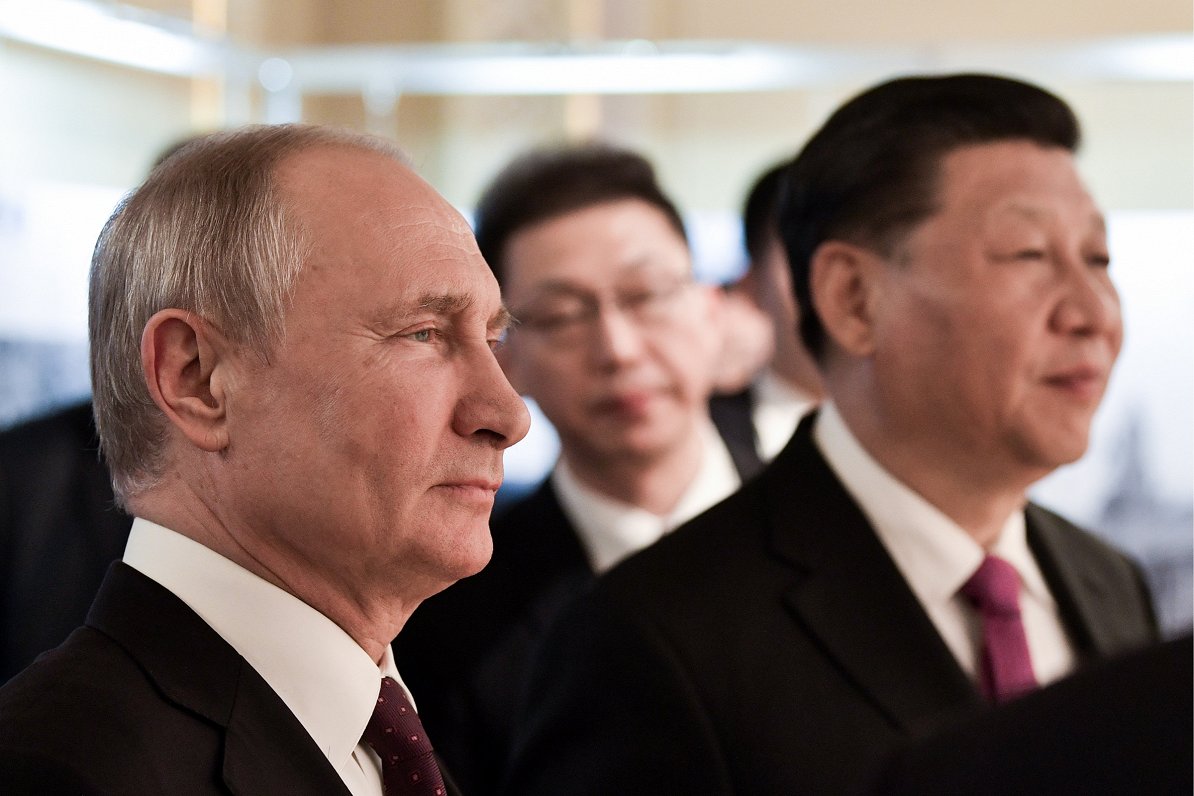 Attēlā Krievijas prezidents Vladimirs Putins un viņa Ķīnas kolēģis Sji Dzjiņpins. Fotogrāfija ir ilu...