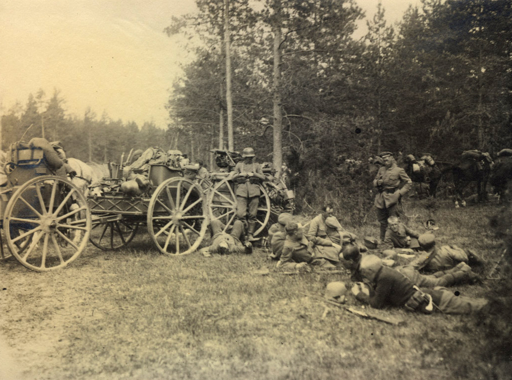 Солдаты пулеметной роты Ландесвера на отдыхе близ Цесиса