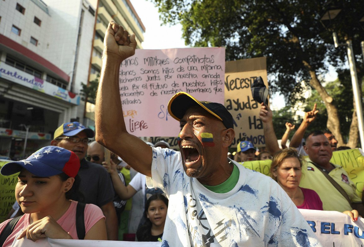 Venecuēlieši, kuri dzīvo Kolumbijā, protestā izkliedz saukļus pret Maduro