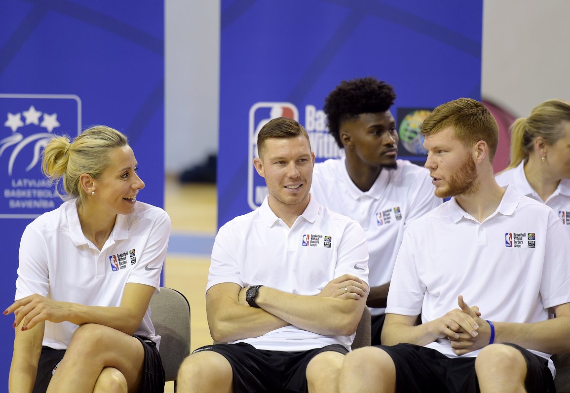 Gunta Baško (no kreisās), Dairis un Dāvis Bertāni basketbola talantu treniņnometnē Rīgā