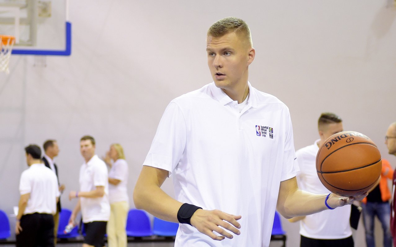 Kristaps Porziņģis jauno basketbola talantu treniņnometnē Rīgā