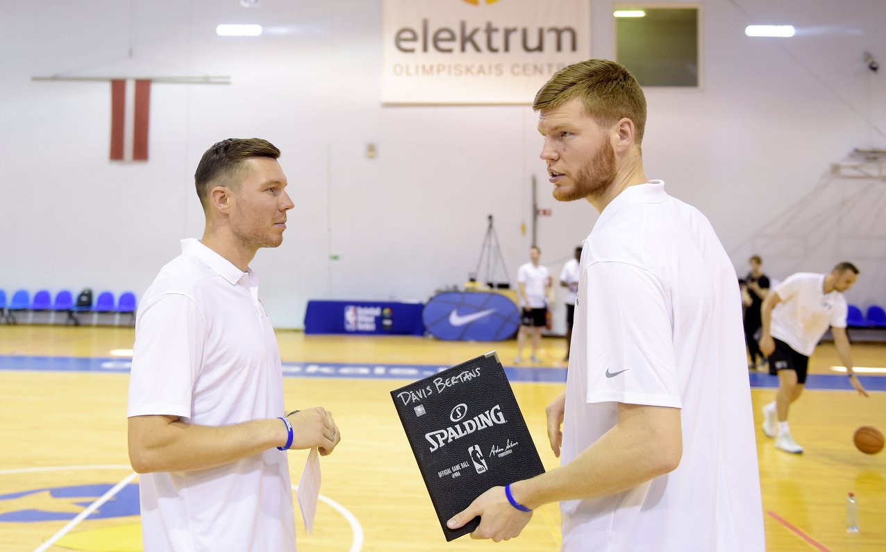 Dairis (pa kreisi) un Dāvis Bertāni jauno basketbola talantu treniņnometnē Rīgā