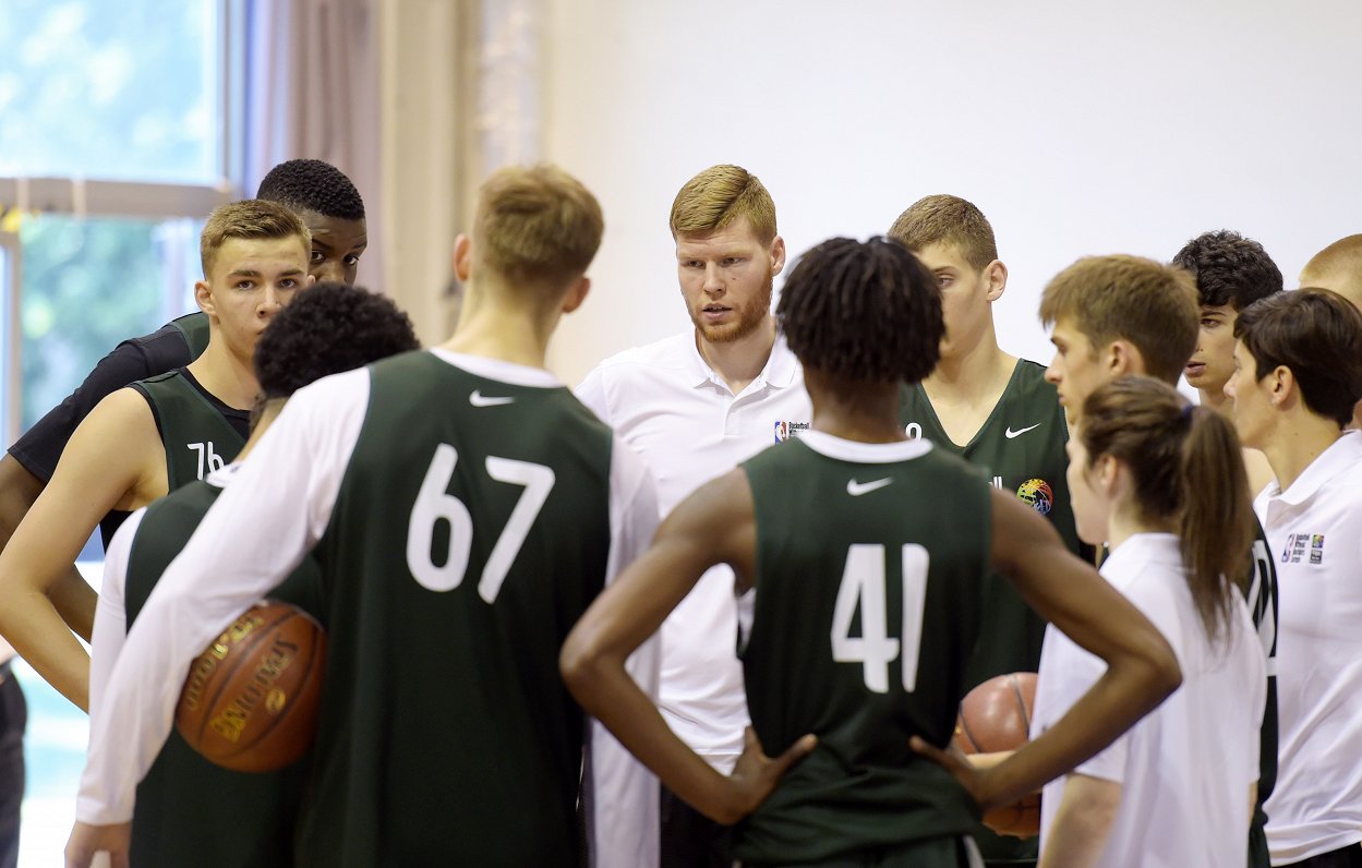 Jauno basketbola talantu treniņnometnē Rīgā