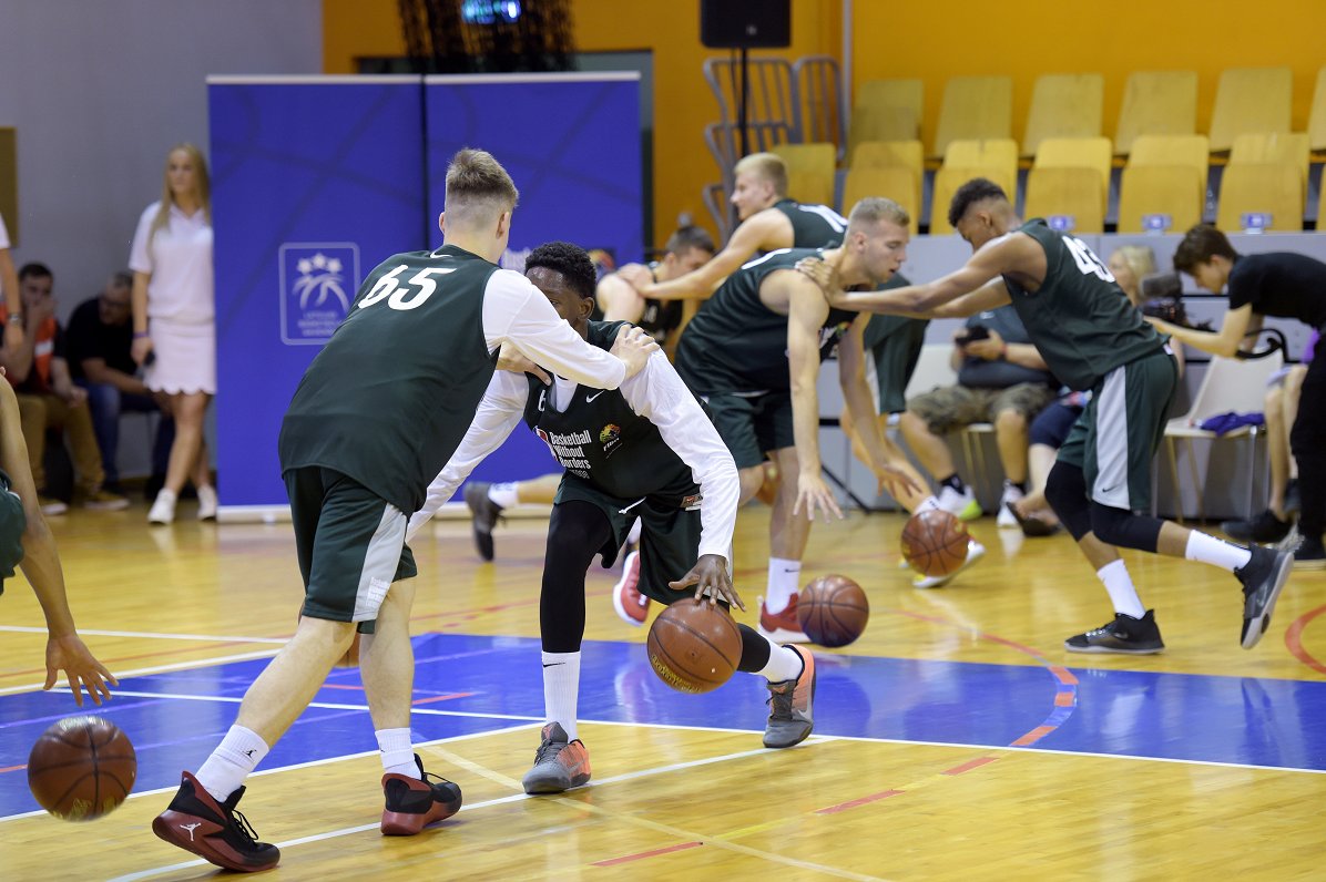 Jauno basketbola talantu treniņnometnē Rīgā