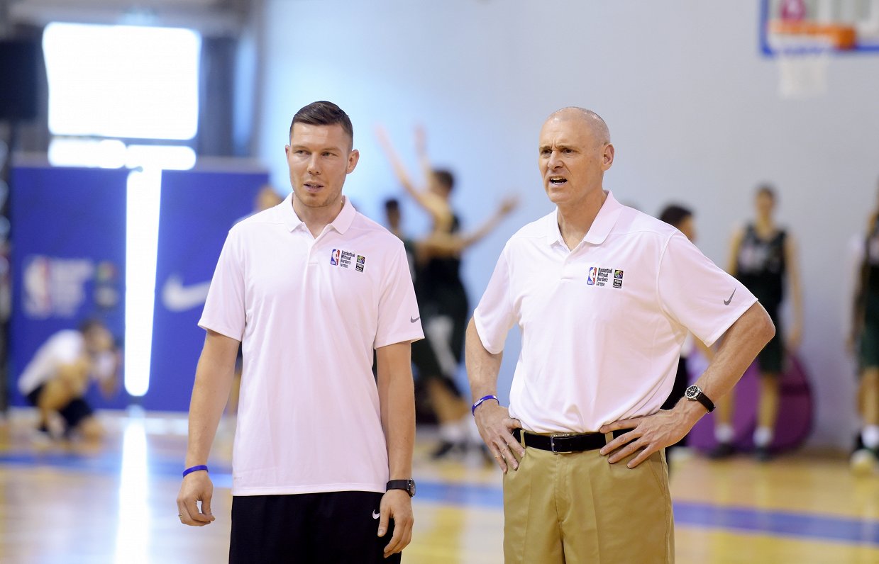 Dairis Bertāns (pa kreisi) un Riks Kārlails jauno basketbola talantu treniņnometnē Rīgā