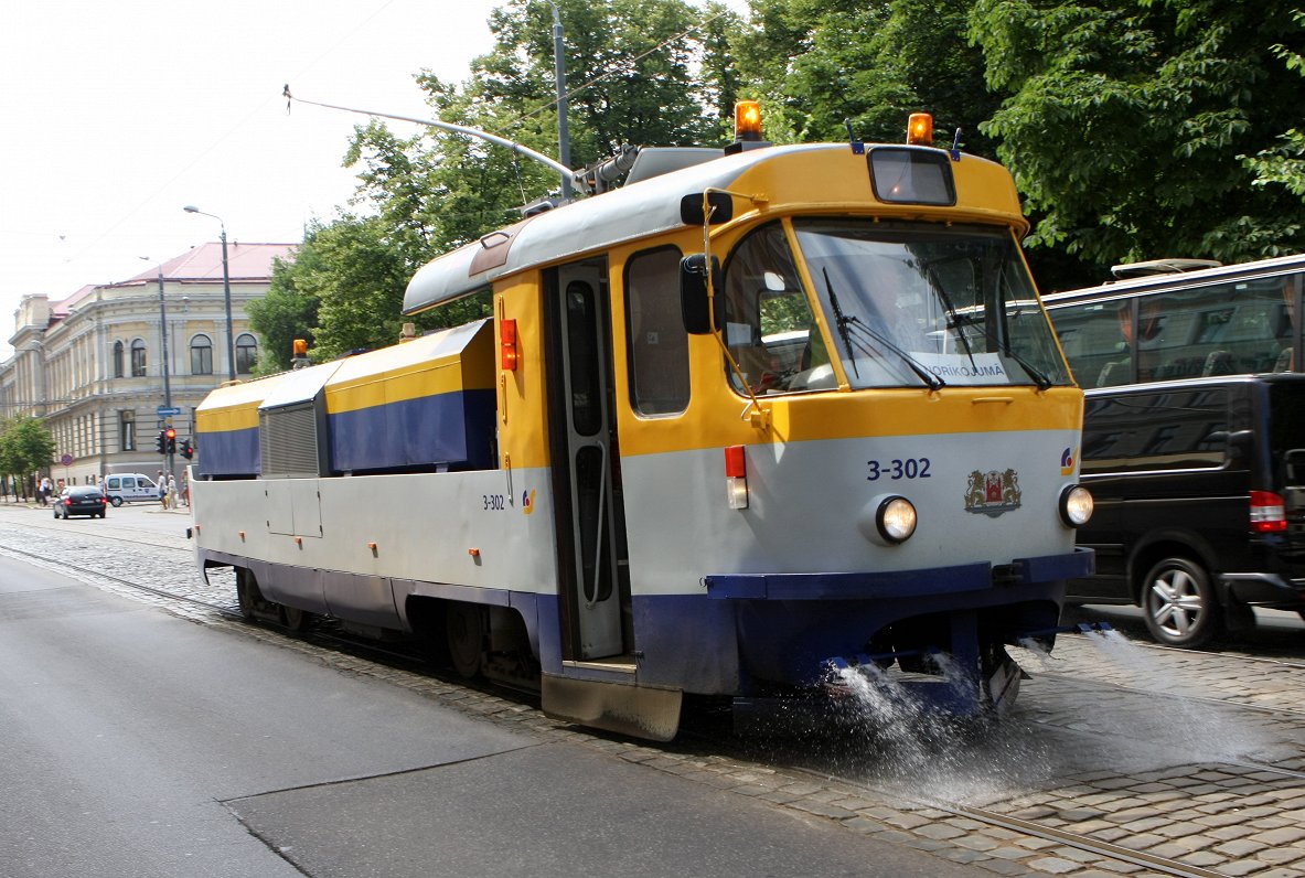 Трамвай поливает рельсы в жару на улицах Риги. Иллюстрация