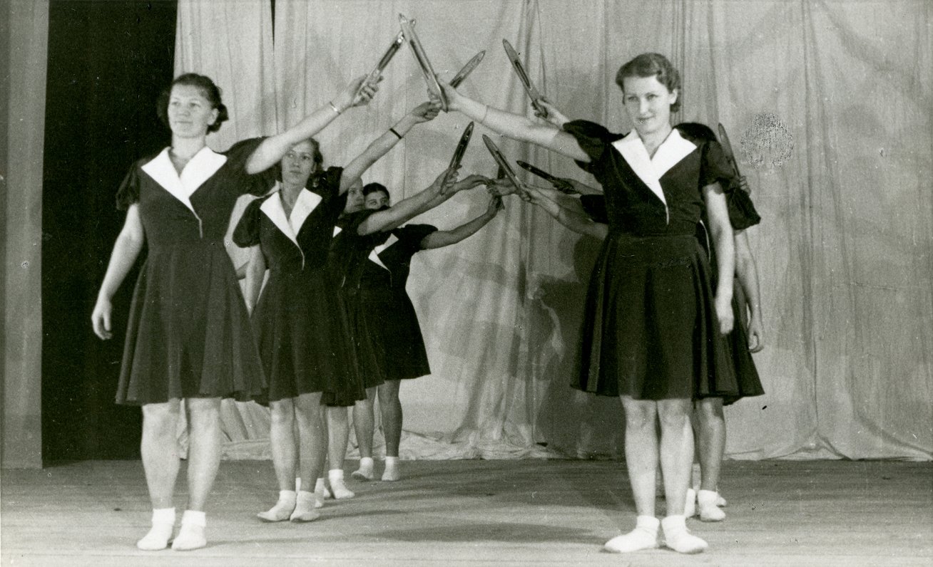 A/S “Rīgas Audums” dejotāju grupas priekšnesums – “Audēju deja” Ziemassvētku sarīkojumā. 1936. gada...