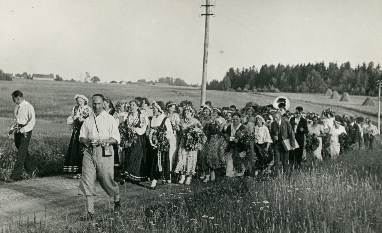A/S “Rīgas Audums” darbinieki dodas uz Jāņu svinībām Līgatnes pagasta “Ratniekos”. 1936. gada jūnijs...