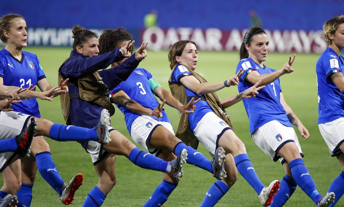 Itālijas futbolistes svin pirmās vietas izcīnīšanu grupā