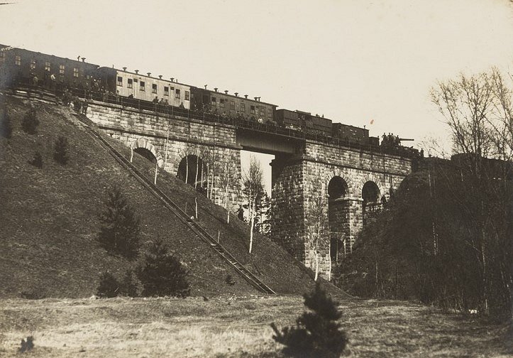 Эстонский бронепоезд на мосту через Рауну
