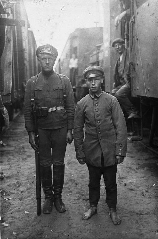 Igaunijas armijas karavīrs ar Dzelzsdivīzijas gūstekni Ropažu stacijā 1919. gada 27. jūnijā