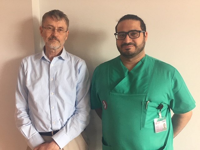 Profesors Bertils Ridenhags (Bertil Rydenhag) (no kreisās) un neiroķirurgs Basels Jakūbs Vehbe (Wehb...