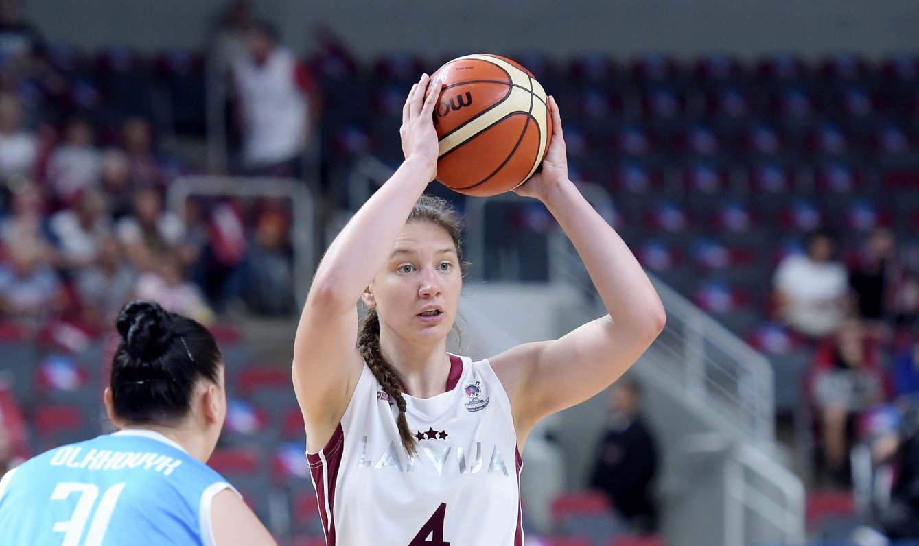 Latvijas sieviešu basketbola izlases spēlētāja Paula Strautmane Eiropas čempionāta spēles basketbolā...
