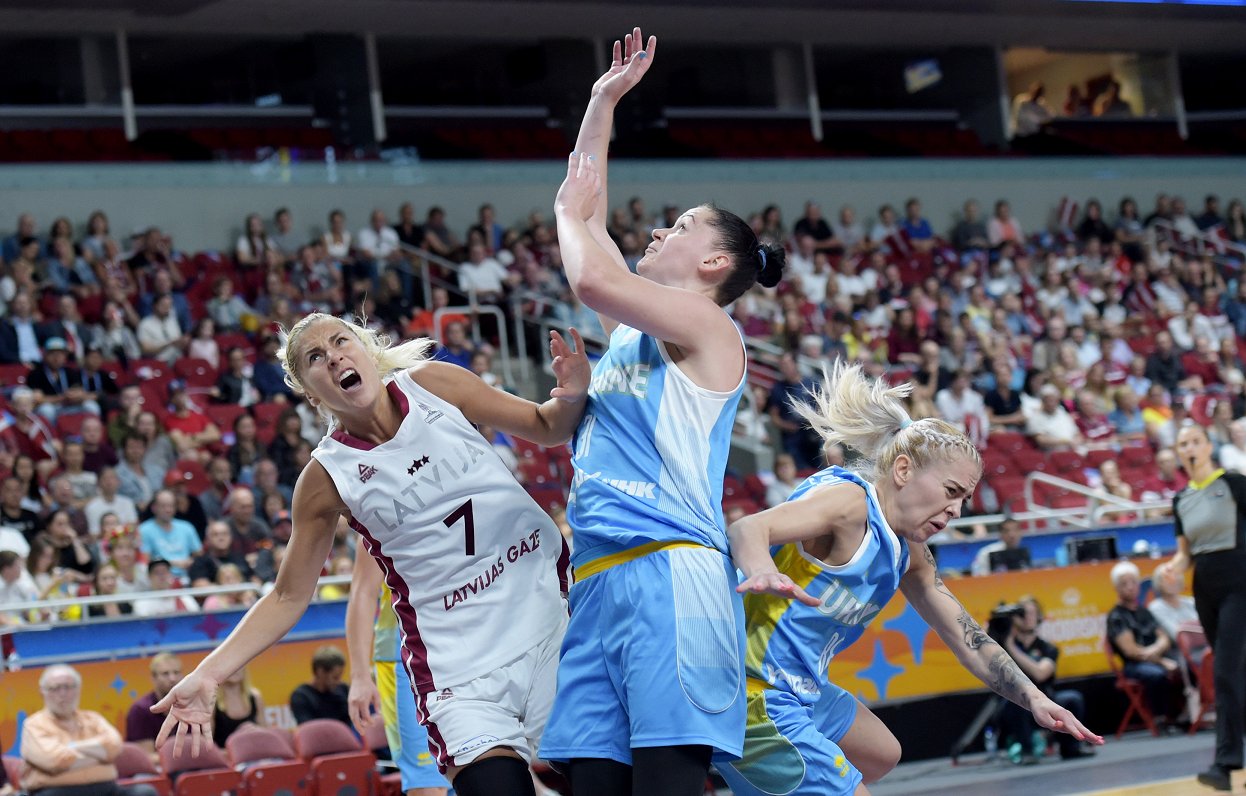Latvijas sieviešu basketbola izlases spēlētāja Elīna Dikeulaka Eiropas čempionāta spēles basketbolā...