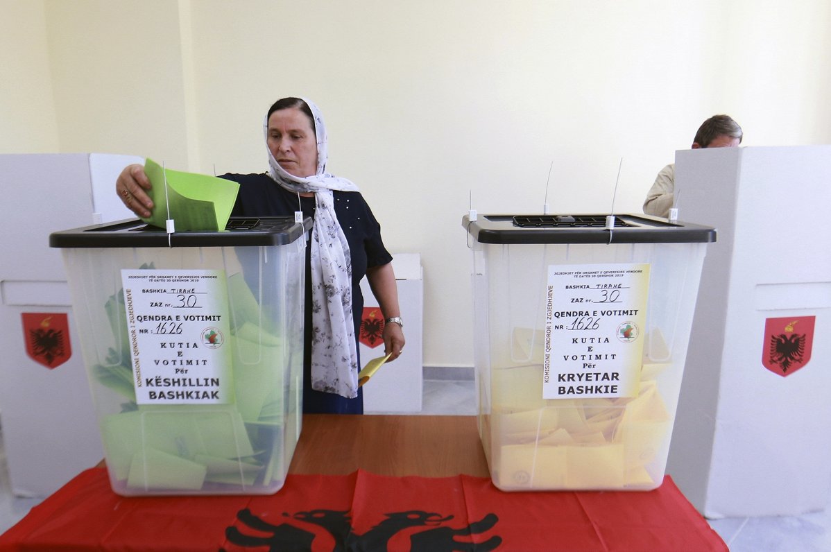 Vēlētāja pašvaldību vēlēšanu iecirknī Albānijas galvaspilsētā Tirānā