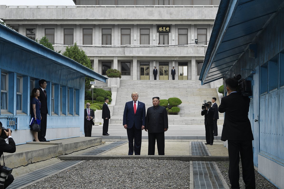 Donalds Tramps un Kims Čenuns demilitarizētās zonas Ziemeļkorejas pusē