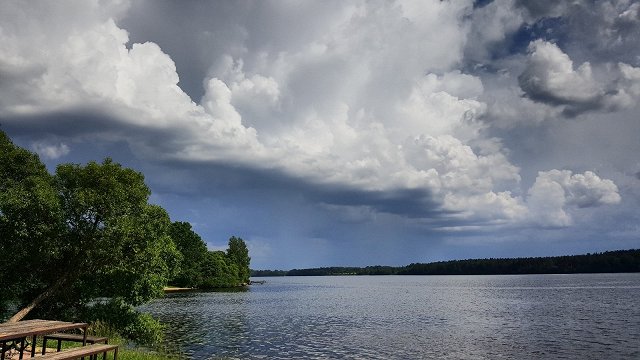 Ceturtdien negaiss gaidāms vietām Latvijas rietumu un centrālajā daļā