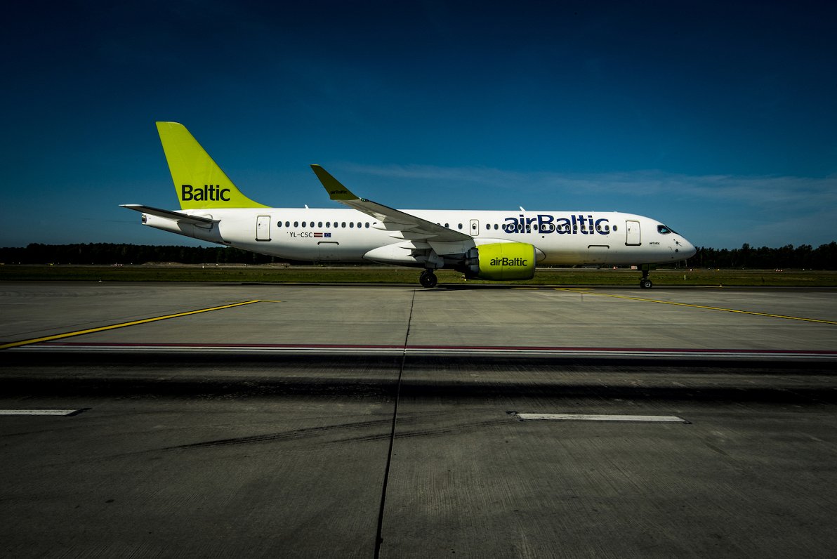 &quot;airBaltic&quot; lidmašīna.