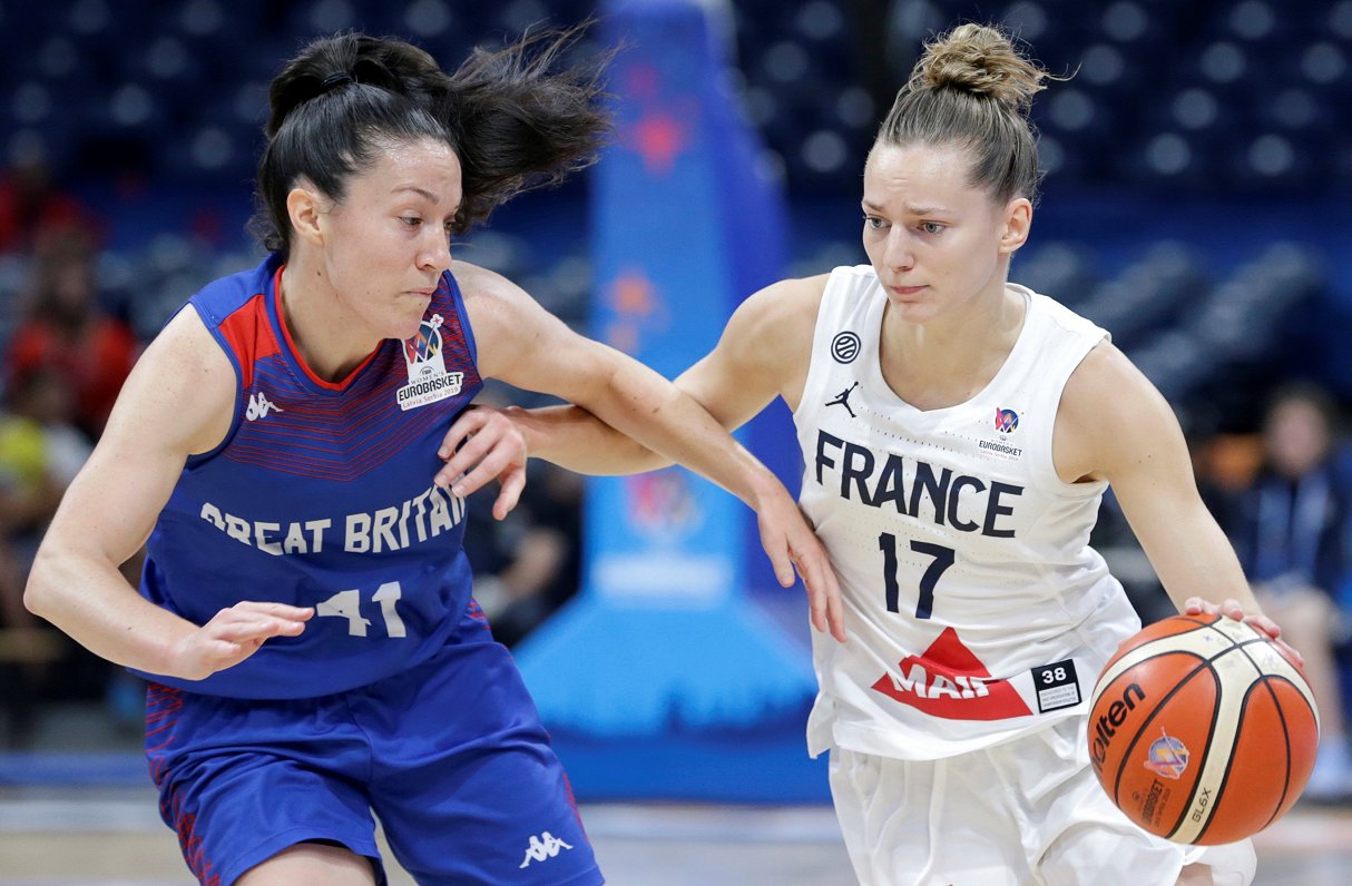 Francūziete Marina Johanesa (pa labi) pret Lielbritānijas basketbolisti Eilīdu Simpsoni