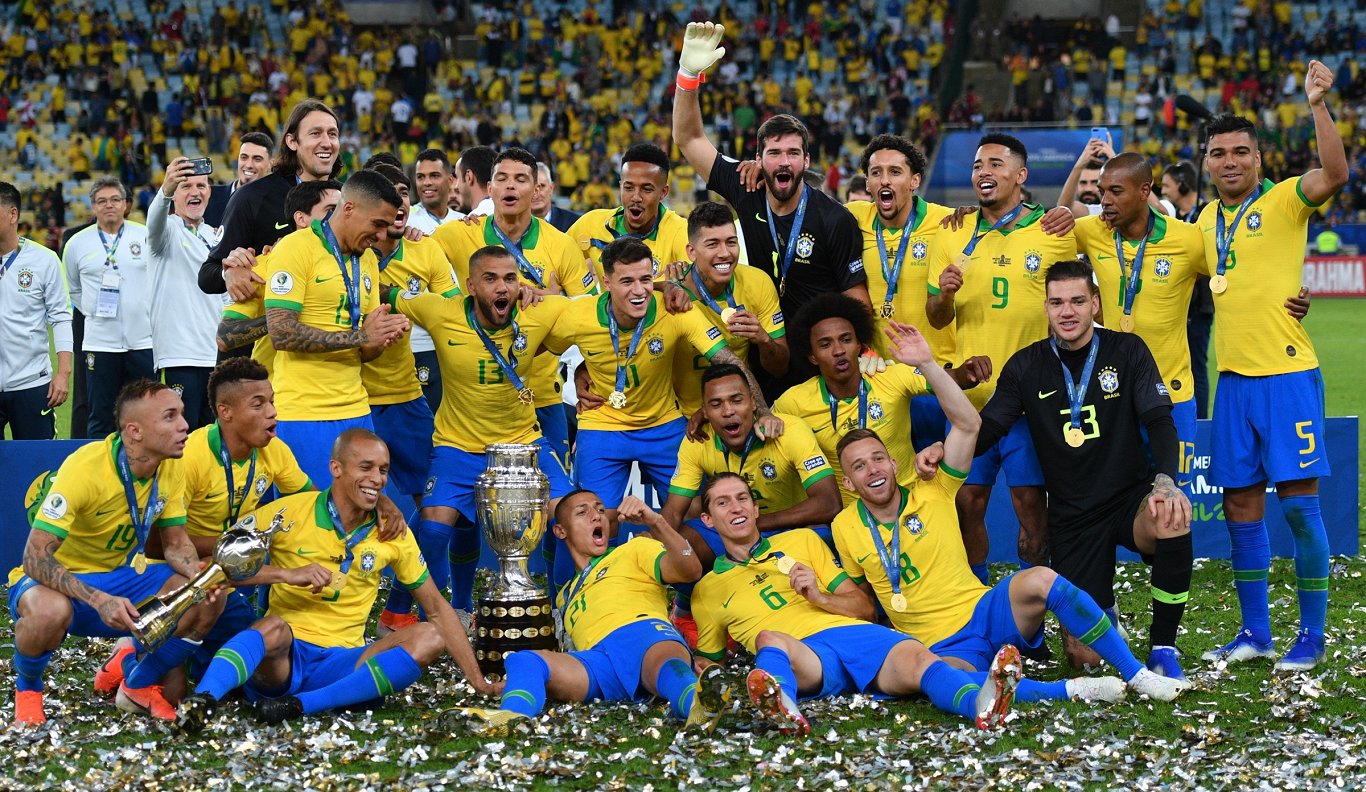 Brazīlijas futbola izlase ar izcīnīto Amerikas kausu