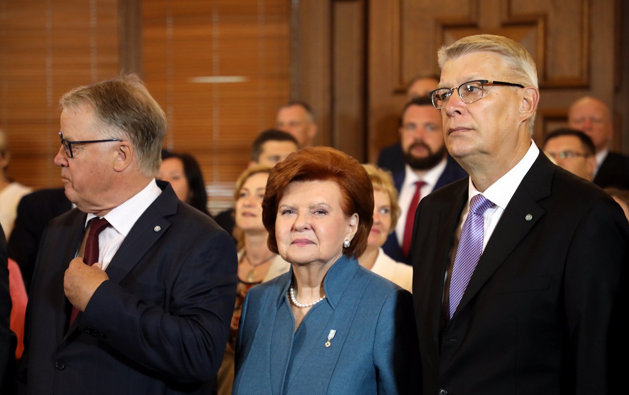 Valsts eksprezidenti Guntis Ulmanis (no kreisās), Vaira Vīķe-Freiberga un Valdis Zatlers piedalās Va...