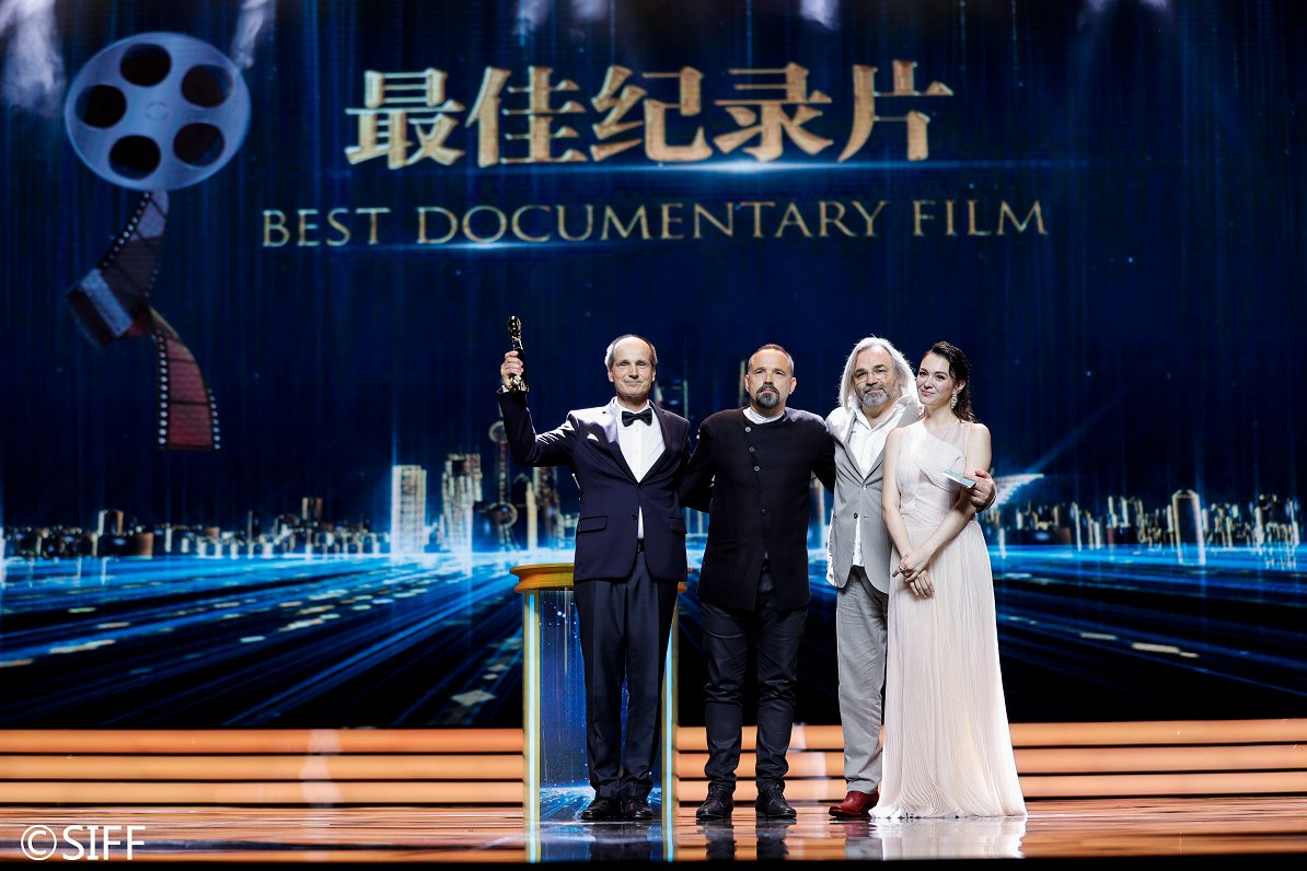 Filmas &quot;Laika tilti&quot; producenti Uldis Cekulis un Riho Vestriks saņem Šanhajas kinofestivāl...