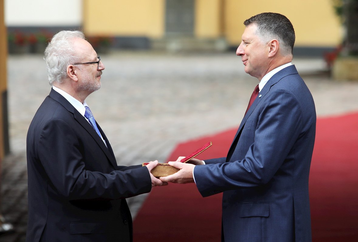 Raimonds Vējonis (no labās) nodod Rīgas pils atslēgu jaunievēlētajam Valsts prezidentam Egilam Levit...