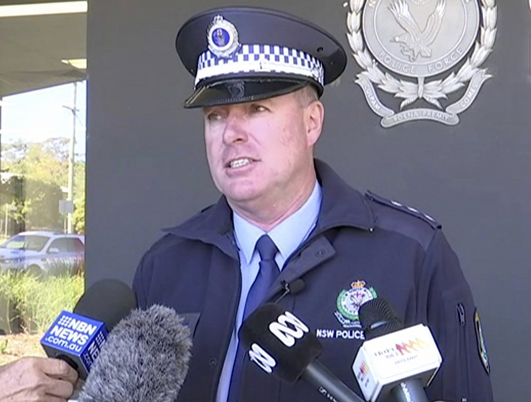 policijas pārstāvis Darens Viljamss paziņo par atrastajiem bērniem