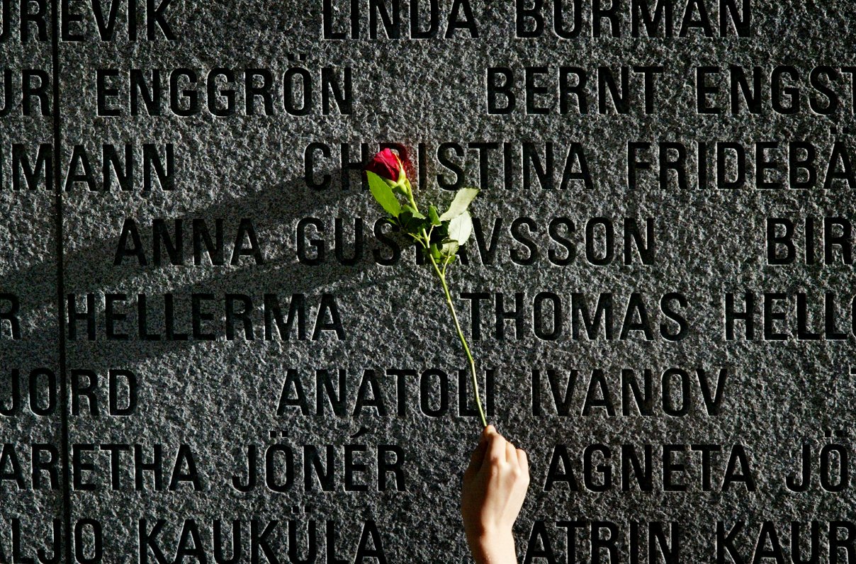 Памятная стена с именами погибших на пароме.
