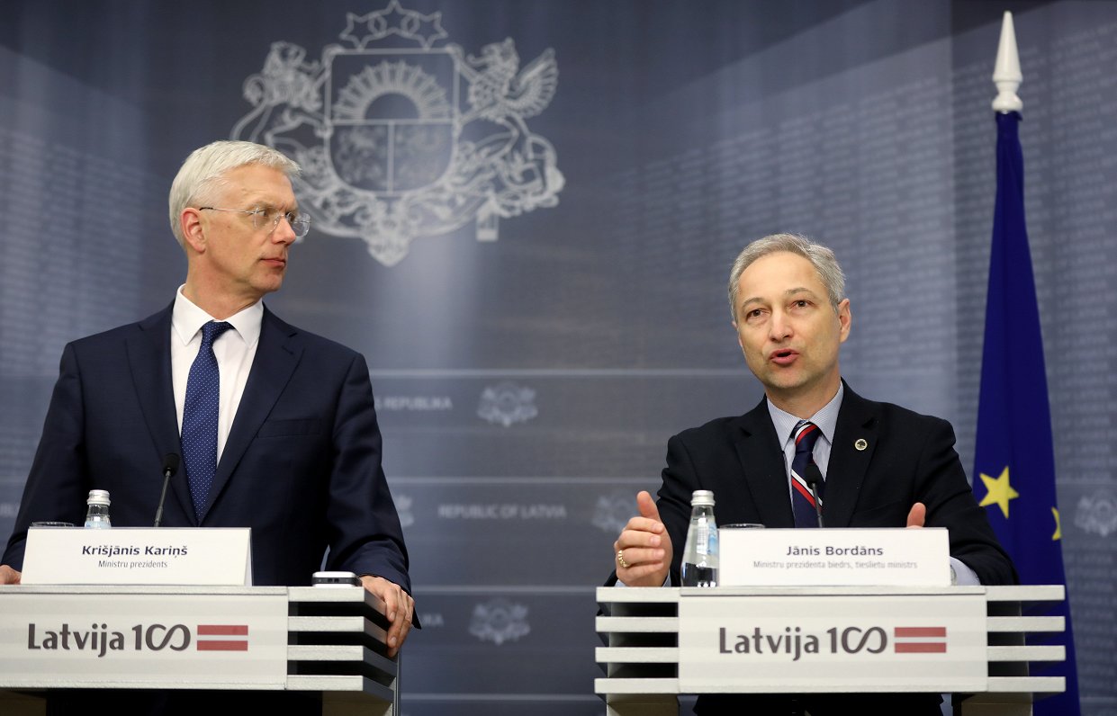 Ministru prezidents Krišjānis Kariņš (no kreisās) un tieslietu ministrs Jānis Bordāns