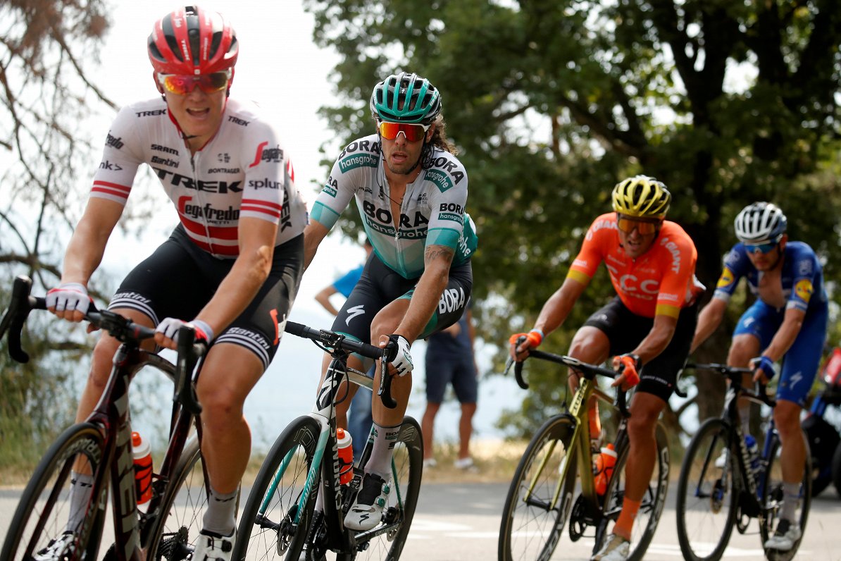Toms Skujiņš (pirmais pa kreisi) atrāvienā &quot;Tour de France&quot; posmā