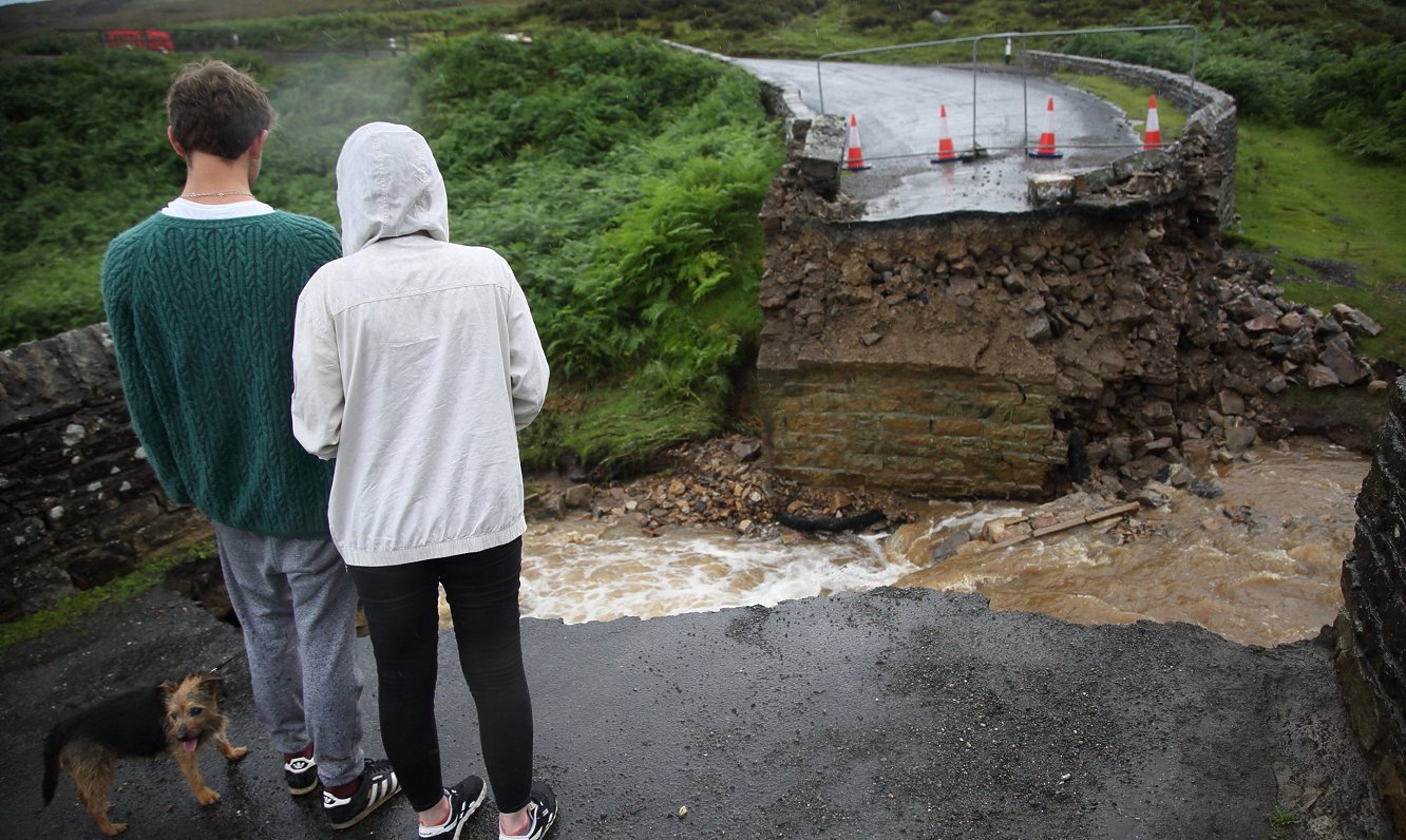 Plūdos Jorkšīrā sabrukušais tilts