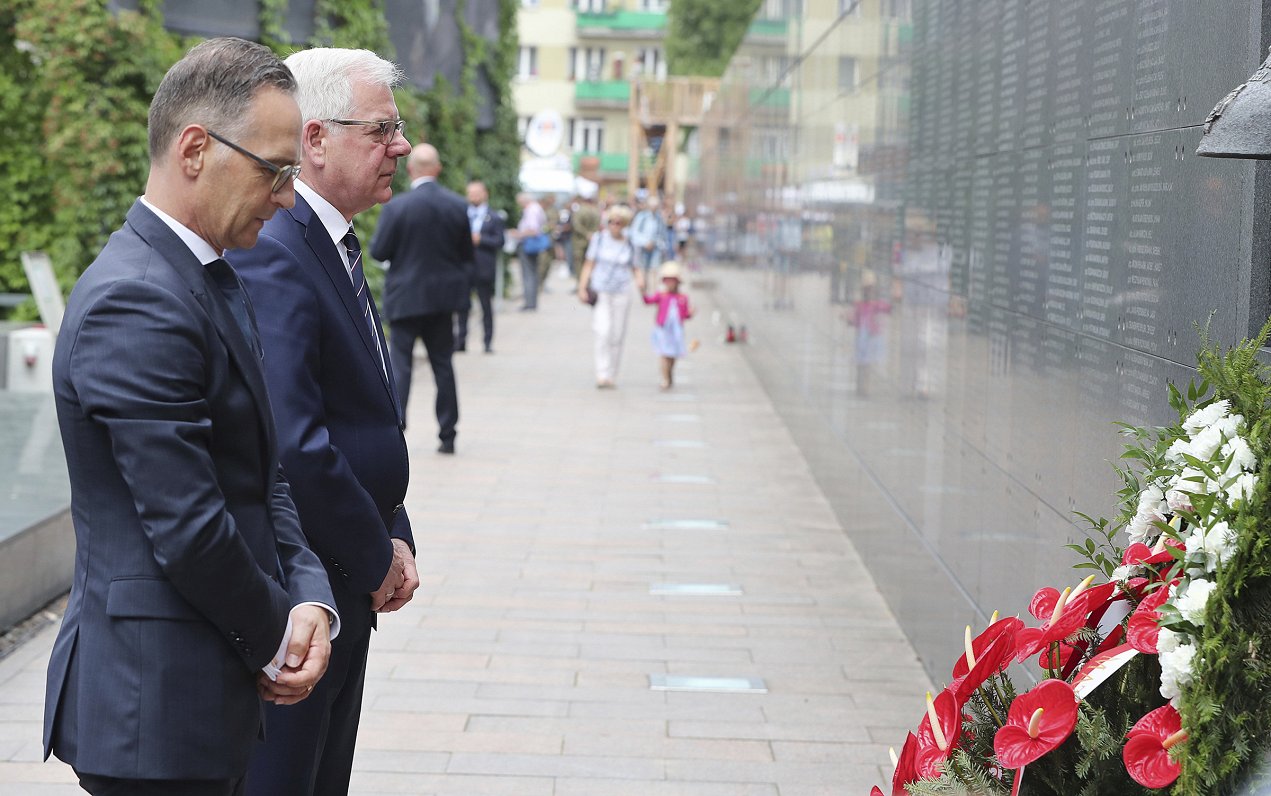 Polijas un Vācijas ārlietu ministri noliek ziedus