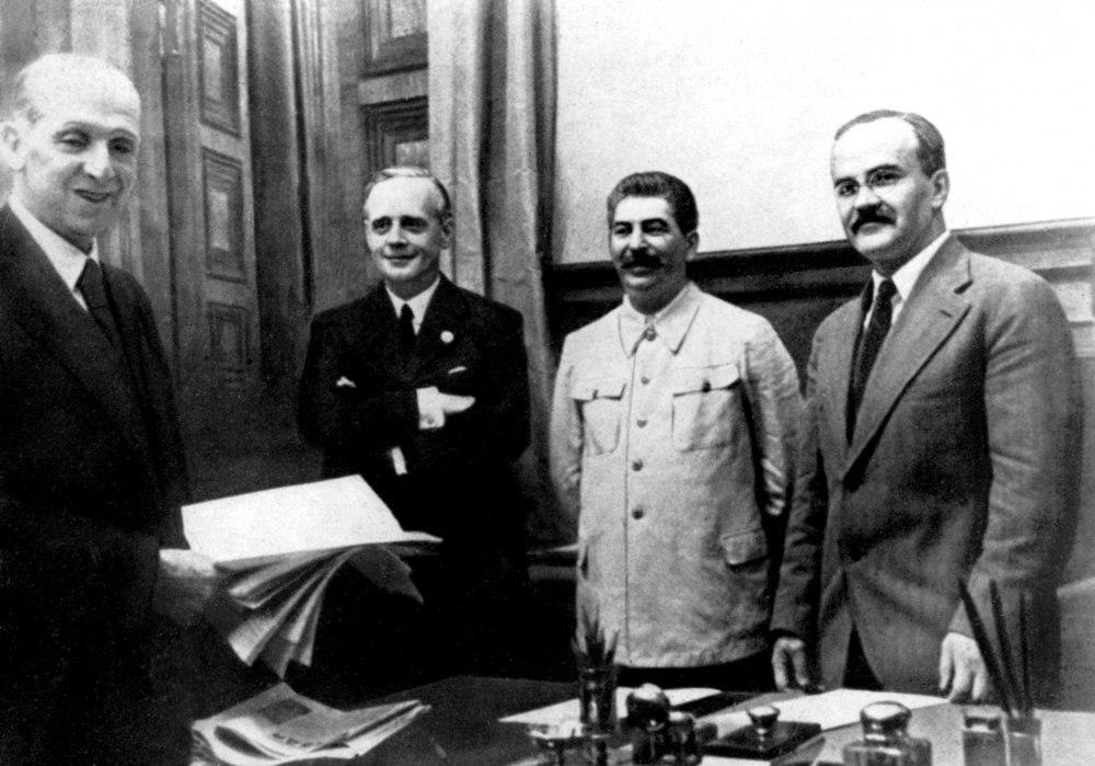 Справа В.Молотов и И.Сталин, слева - Й. фон Риббентроп.