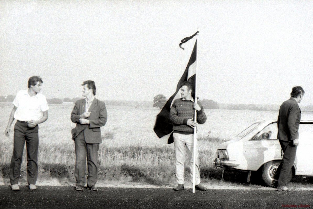 Ar karogu Jānis Sudrabiņš pie Lietuvas robežas Baltijas ceļā