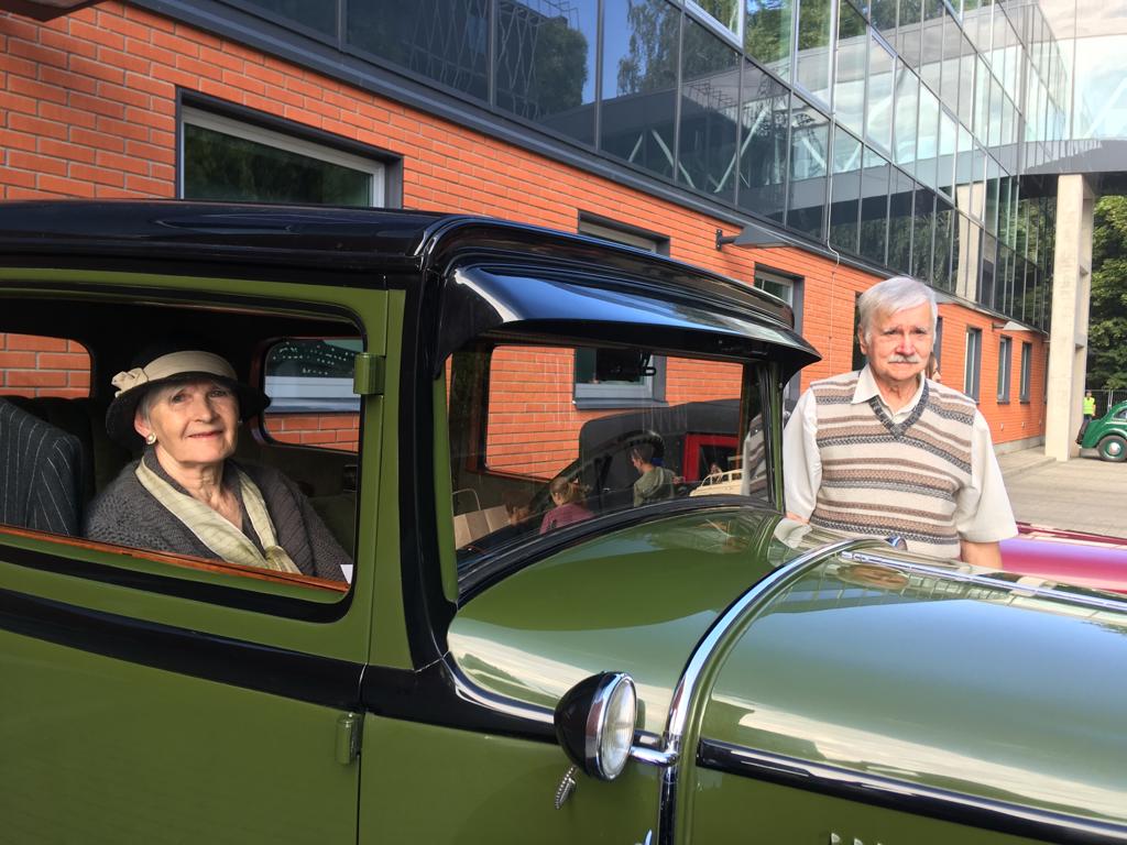Aldis Auniņš ar kundzi pie 1930.gada Buick