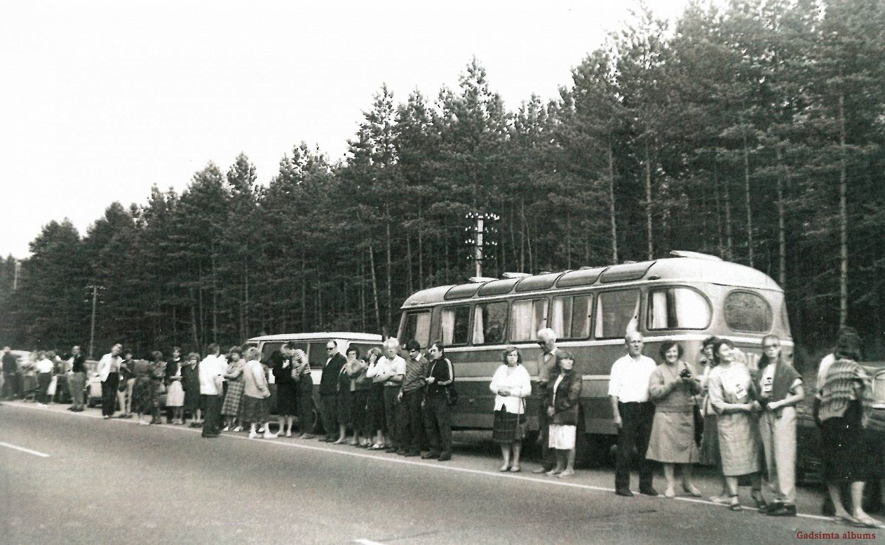 Juglas neredzīgo uzņēmuma autobuss ar virkni neredzīgajiem Baltijas ceļā pie Garkalnes