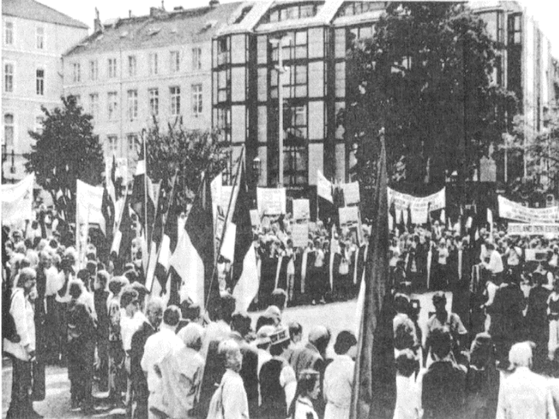 Simtiem baltiešu demonstrē Bonnas laukumā