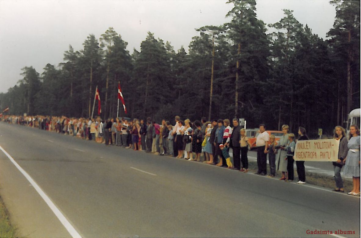 Baltijas ceļā stājās arī vairāki simti Valsts saimniecības “Rīga” darbinieki. To vidū bija arī Anita...