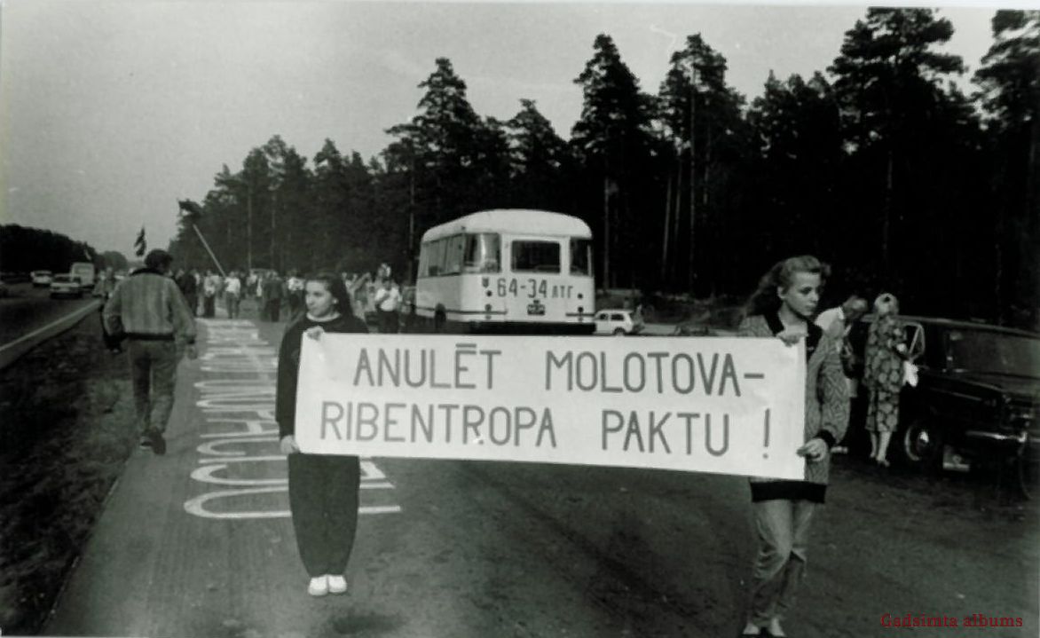 Valsts saimniecības &quot;Rīga&quot; darbinieces Ingrīda Znotiņa un Gerda Rulle (tur plakātu) Baltij...