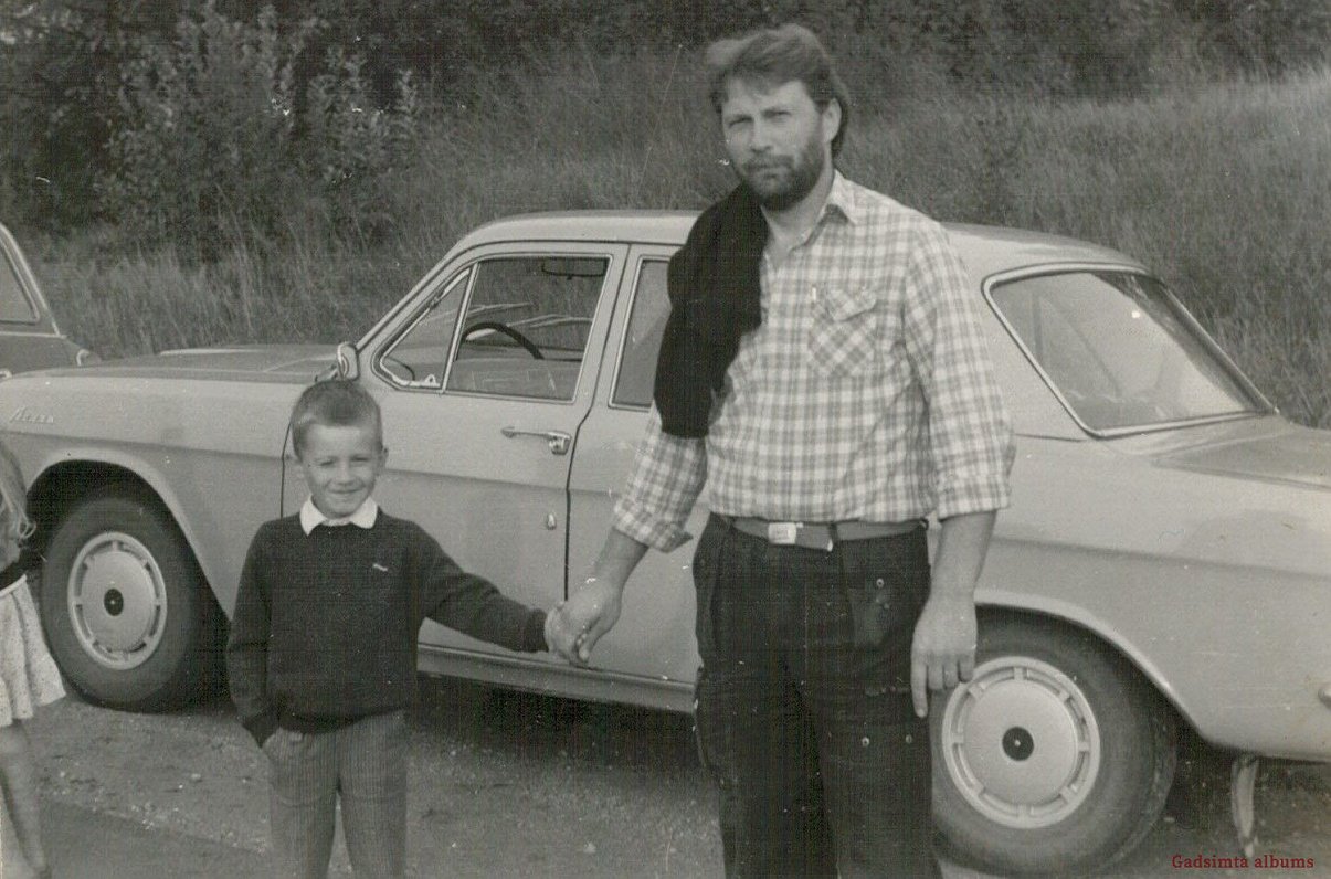 Madis Bībers ar dēlu Oskaru Drabešu ciemā Baltijas ceļā