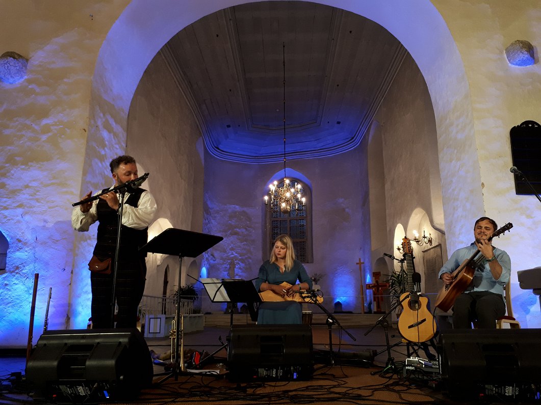 No kreisās: Sauļus Petreikis, Laima Jansone un Andre Mākers koncertā Viljandu Jāņa baznīcā.