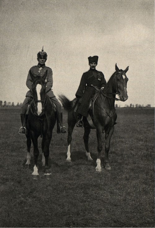 Vācijas armijas ģenerālis Rīdigers fon der Golcs un Pāvels Bermonts pieņemot militāro parādi, 1919....