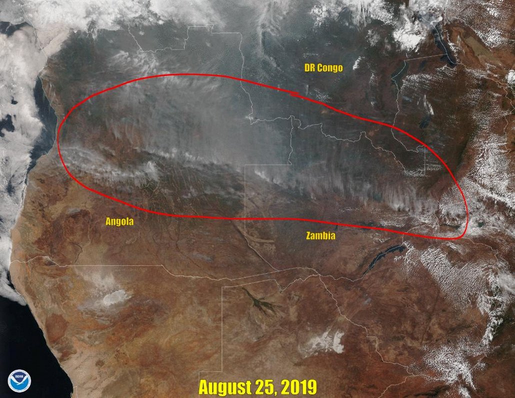 NASA Satelīta uzņēmums rāda ugunsgrēkus Āfrikā 25.08.2019.