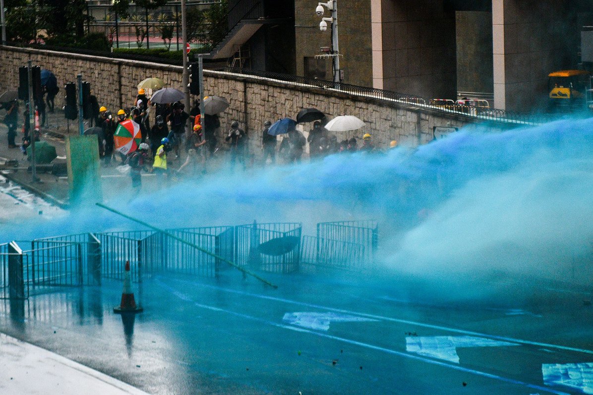 Pret protestētājiem Honkongā vēršas ar ūdensmetējiem