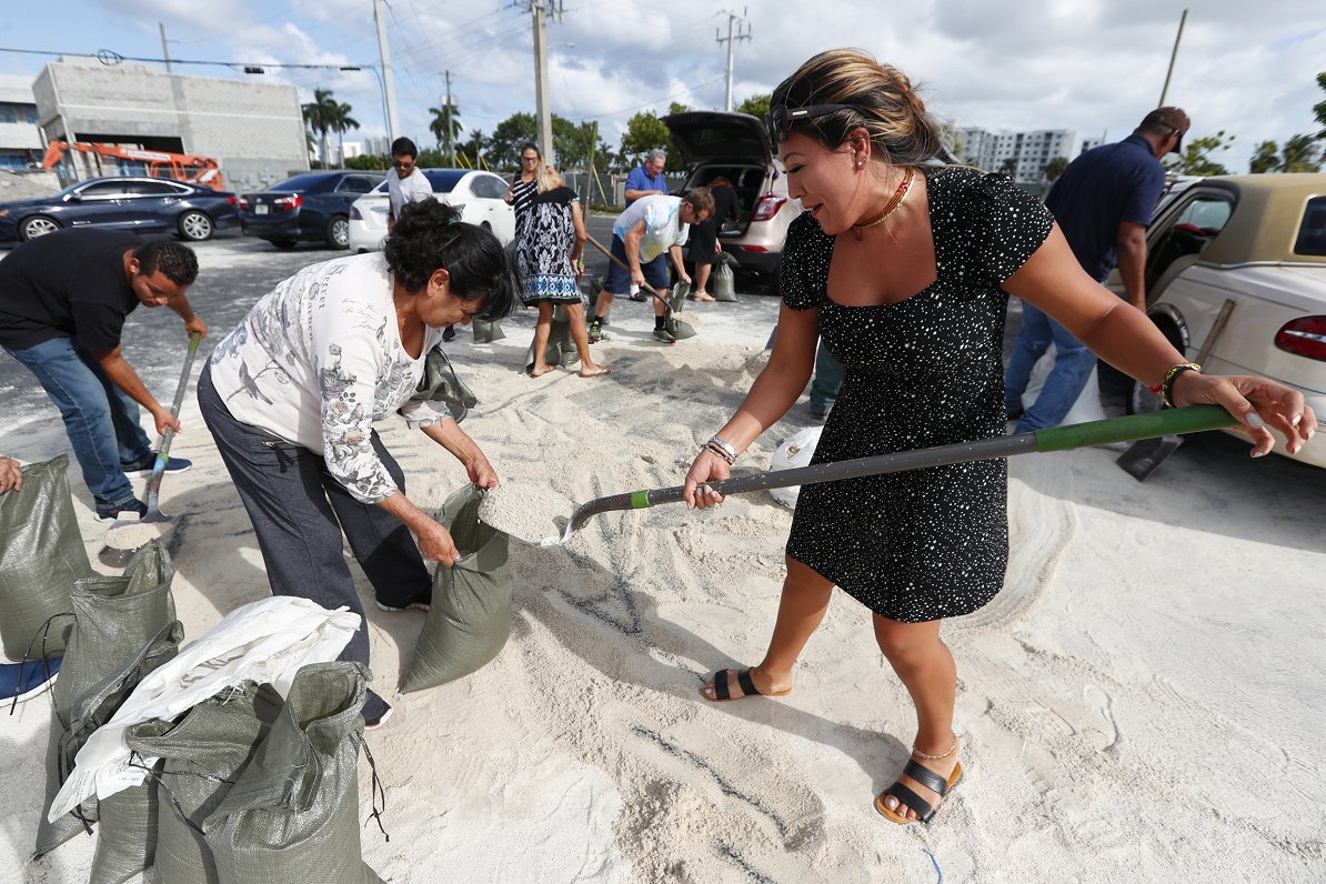 Iedzīvotāji Floridā pilda smilšu maisus plūdu gadījumam
