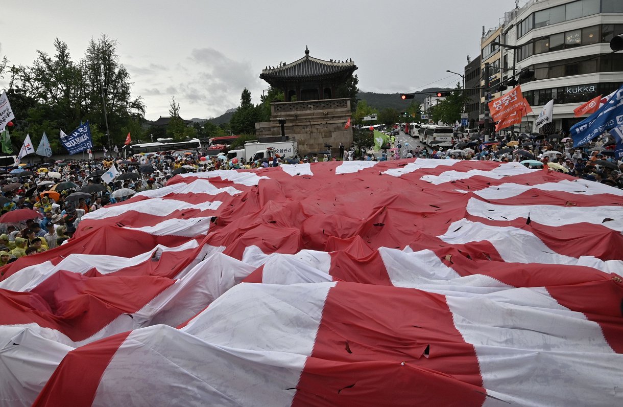 Protestā Dienvidkorejā sagriež Uzlecošās saules karogu