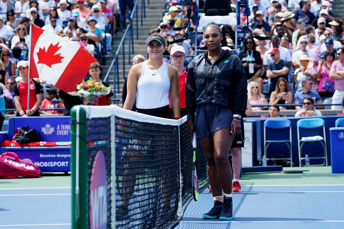 Bianka Andresku (pa kreisi) un Serena Viljamsa pirms spēles Toronto turnīrā